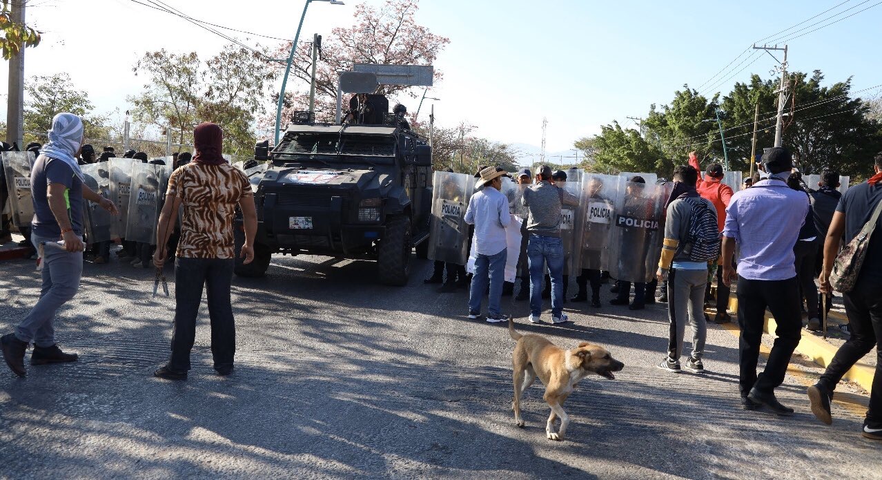 Η αστυνομία στην Τσιάπας καταστέλλει καραβάνι των γονέων των αγνοούμενων του Ayotzinapa