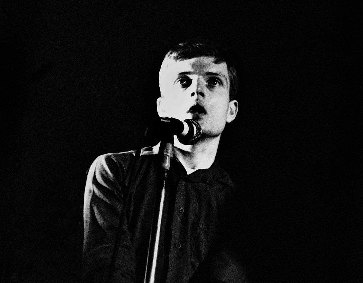 Ian curtis. Йен Кертис. Кертис из Джой дивижн. Joy Division вокалист. Ian Curtis Live.